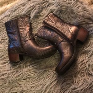 NWOB Earth bronze short boots size 8.5